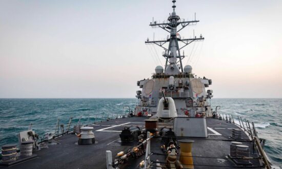 US Warship Sails Near Chinese-Controlled South China Sea Islands