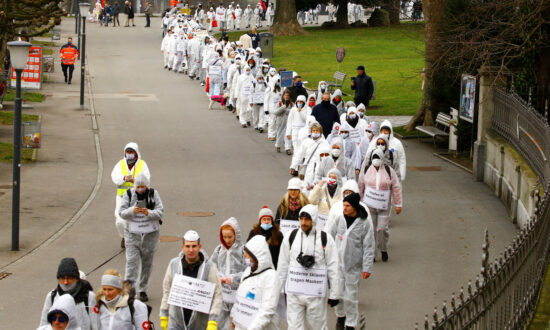Swiss March in Lakeside Tax Haven to Protest CCP Virus Lockdown
