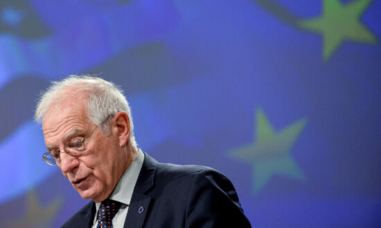 EU Expels Three Russian Diplomats, Defends Envoy’s Moscow Trip