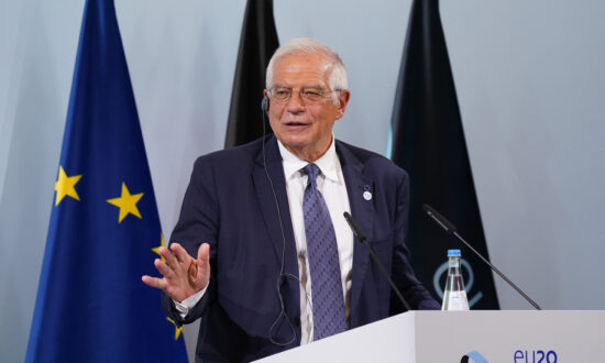 EU Expels 3 Russian Diplomats, Defends Envoy’s Ill-Starred Moscow Trip