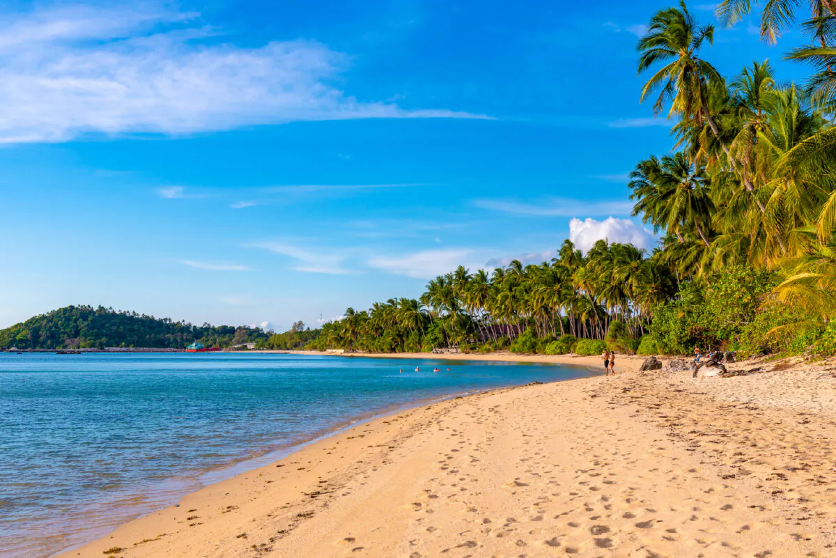 A photo of just a few people on an almost-deserted beach could be misleading. (Courtesy of Aleksandr/Dreamstime.com)