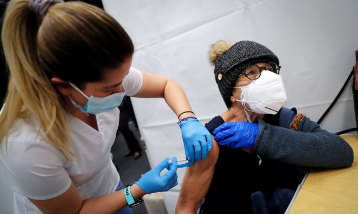 A healthcare worker administers a shot of a COVID-19 vaccine to a woman in Manhattan, New York City on Jan. 29, 2021. (Mike Segar/Reuters)