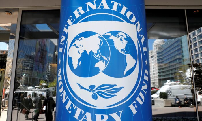 The International Monetary Fund logo is seen outside the headquarters building during the IMF/World Bank spring meeting in Washington, on April 20, 2018. (Yuri Gripas/Reuters)