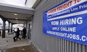 US Jobless Claims Fall Slightly to 793,000 With Layoffs High