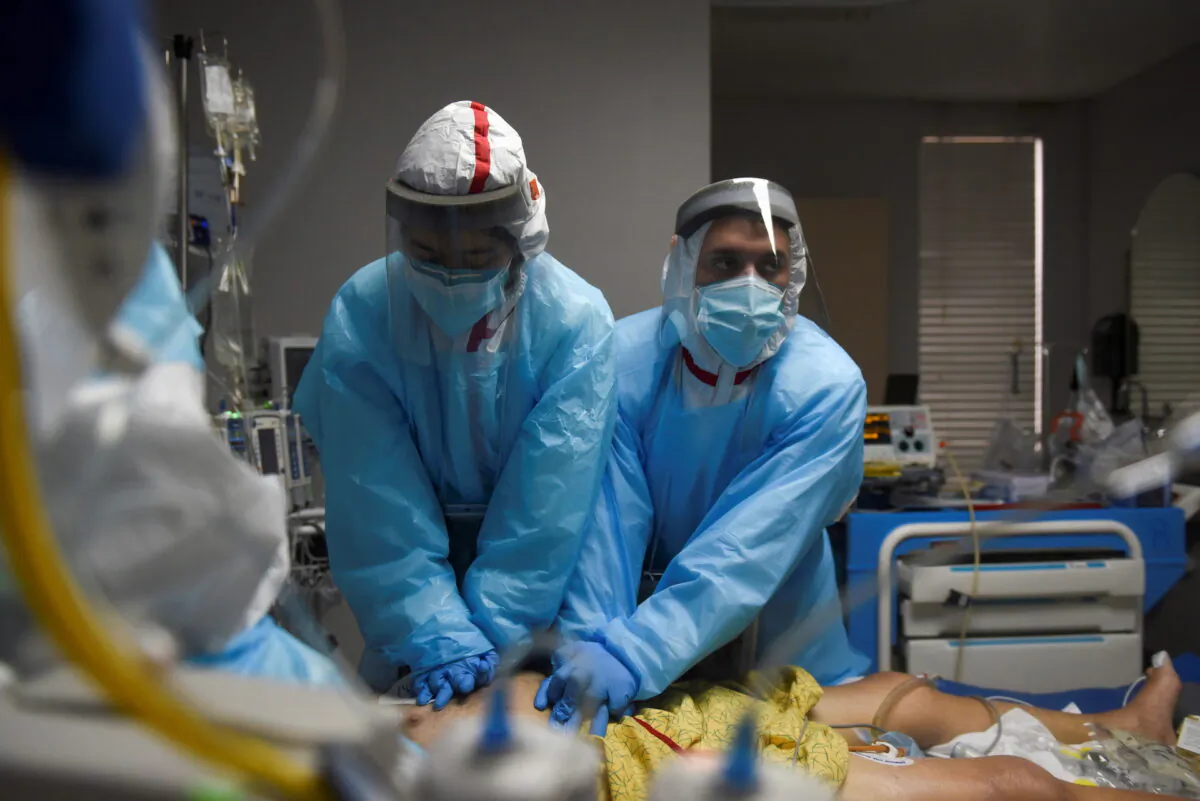 Healthcare personnel perform CPR on a patient inside a coronavirus disease (COVID-19) unit at United Memorial Medical Center in Houston, Texas, on Dec. 12, 2020. (Callaghan O'Hare/Reuters)