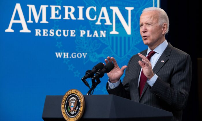 乔·拜登总统于 2021 年 2 月 22 日在华盛顿特区的艾森豪威尔行政办公大楼谈论针对小企业的美国救援计划和薪资保护计划 (PPP) 以应对冠状病毒。（Saul Loeb/AFP via Getty Images )