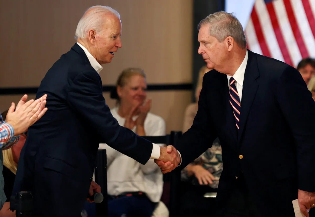 Democratic 2020 U.S. presidential candidate and former Vice President Joe Biden shakes hands with former Iowa Governor Tom Vilsack during a campaign event in Newton, Iowa, U.S. on Jan. 30, 2020. (Mike Segar/Reuters)