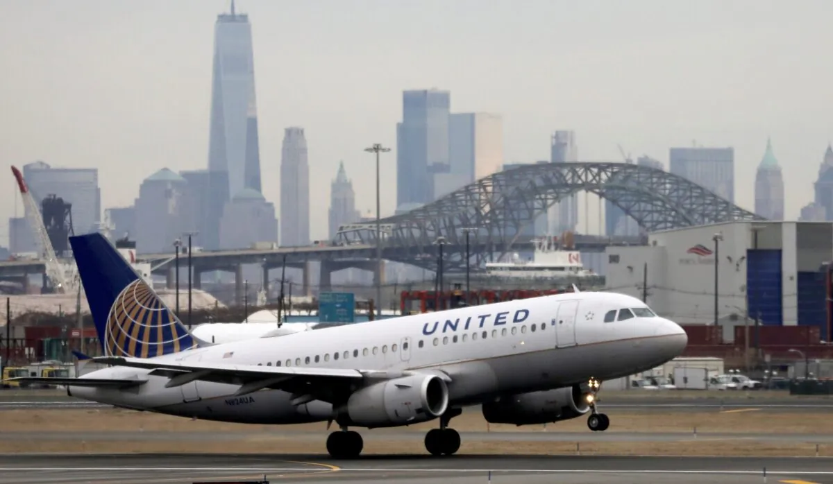 A United Airlines passenger jet takes off at Newark Liberty International Airport, N.J., on Dec. 6, 2019. (Chris Helgren/Reuters)