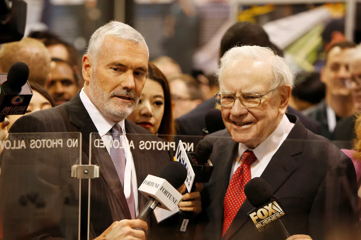 Warren Buffett (R) talks with Mark Donegan, CEO of Precision Castparts, at the Precision Castparts booth in exhibit hall during the Berkshire Hathaway Annual Shareholders Meeting at the CenturyLink Center in Omaha, Nebraska, U.S. on April 30, 2016. (Ryan Henriksen/File Photo/Reuters)