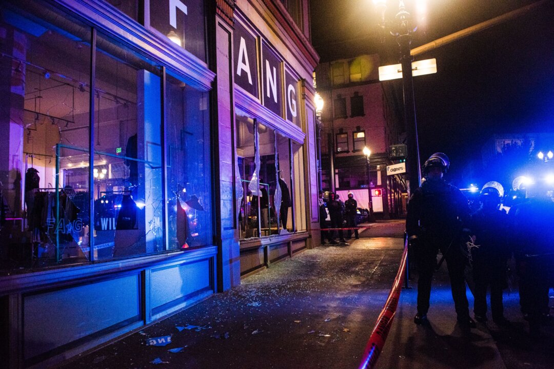Portland Rioters Smash Windows, Harass Diners