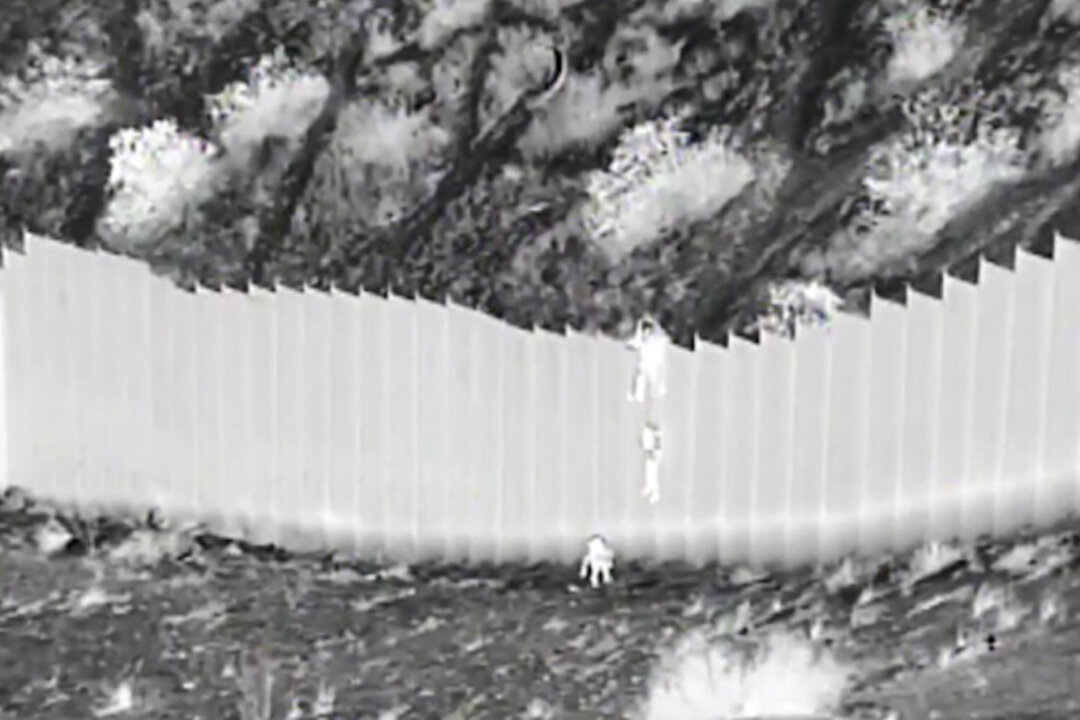 2 Toddlers Dropped Over Border Barrier by Smugglers in New Mexico | The ...