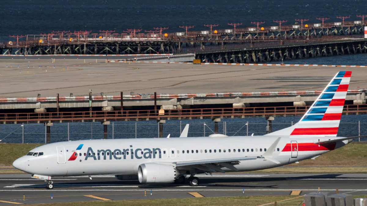 An American Airlines plane lands at LaGuardia airport in New York, N.Y., on Dec. 29, 2020. (Eduardo Munoz/Reuters)
