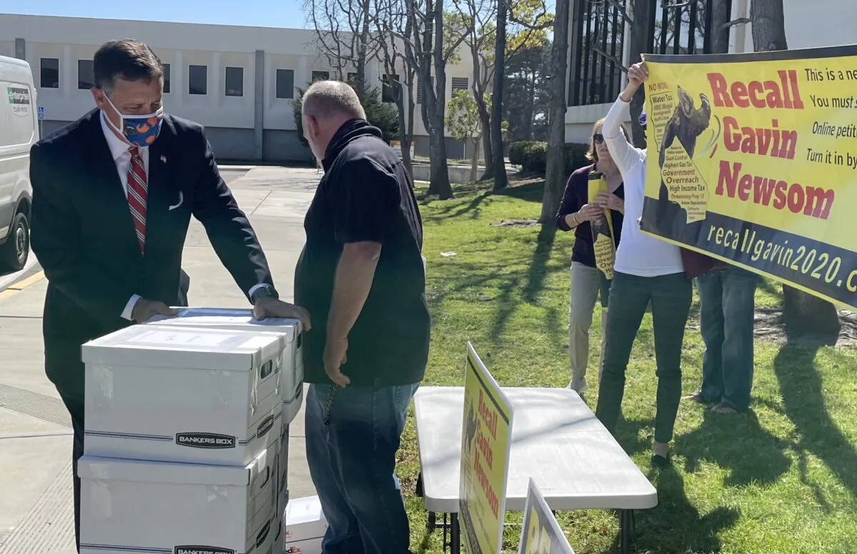 Orange County Supervisor Don Wagner helps deliver Recall Gov. Gavin Newsom signatures to the Orange County Registrar of Voters on March 5, 2021. (Drew Van Voorhis/The Epoch Times)