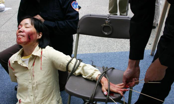 Reenactment of one of the brutal torture methods employed by the CCP officials to coerce female Falun Gong adherents to renounce their faith. (Minghui.org)