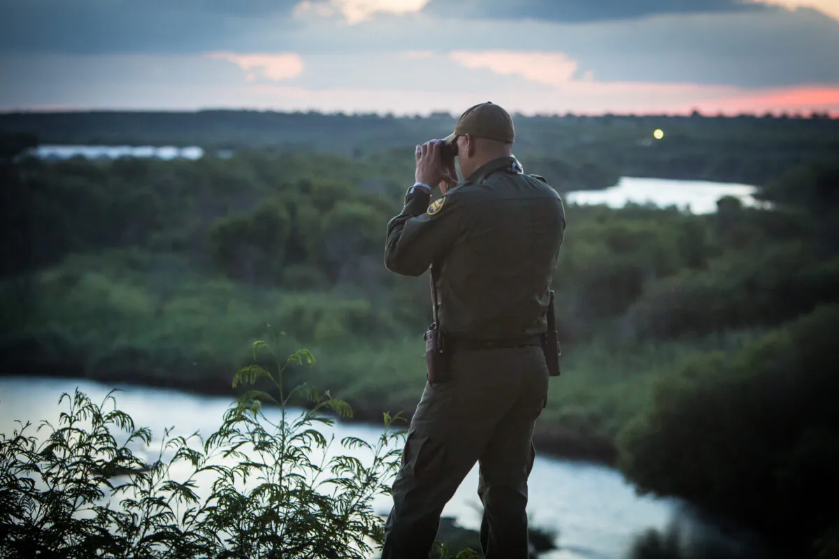 A Border Patrol agent watches for people crossing the Rio Grande illegally from Mexico into the Texas city of Roma on May 31, 2017. (Benjamin Chasteen/The Epoch Times)