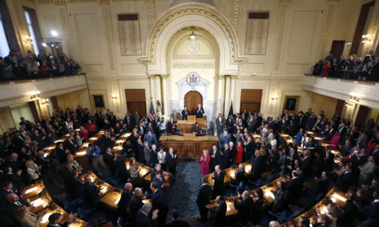 GOP Lawmakers Blocked From Entering New Jersey Statehouse Over COVID-19 Mandate; People Rally to Protest the Mandate
