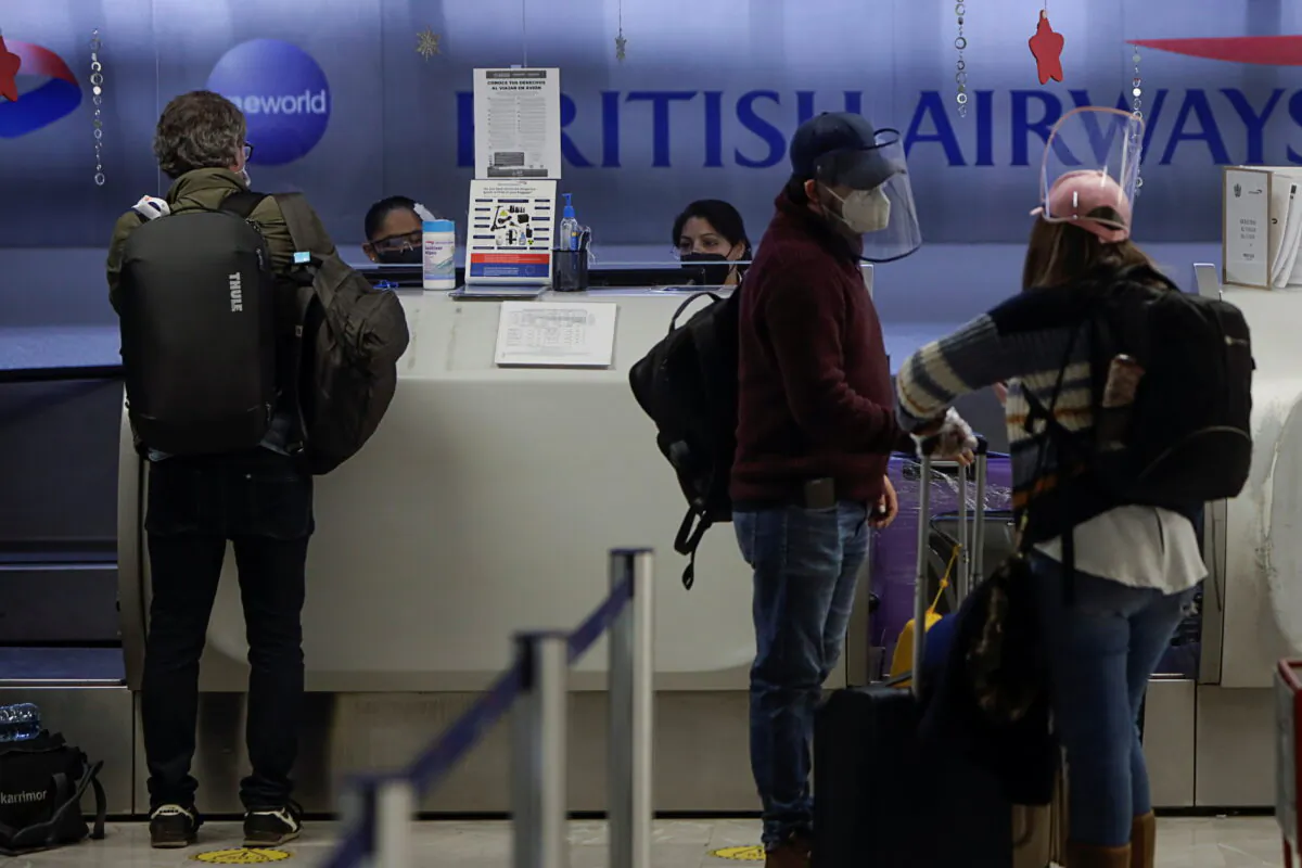 Passengers are seen at the counter of British Airways to check in for their flights to London at the Benito Juarez International Airport, in Mexico City, Mexico, on Dec. 21, 2020. （Luis Cortes/Reuters)