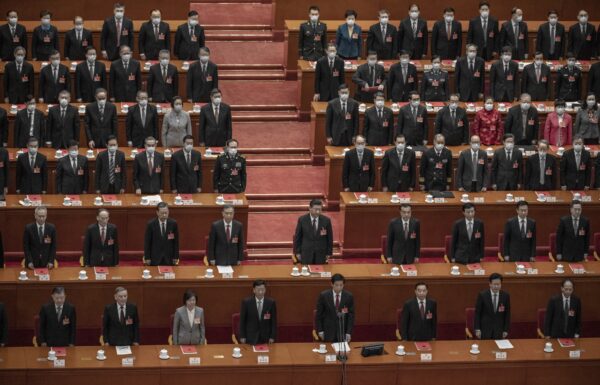 Người đứng đầu Đảng Cộng sản Trung Quốc Tập Cận Bình (giữa) và các nhà lập pháp đứng hát quốc ca trong phiên bế mạc hội nghị của cơ quan lập pháp tem cao su tại Đại lễ đường Nhân dân ở Bắc Kinh, Trung Quốc, vào ngày 11/3/2021. (Ảnh Getty Images )