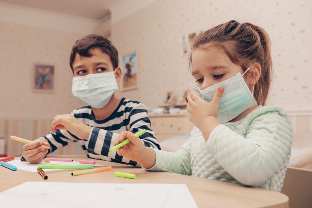 Children wearing masks. (L. Julia/Shutterstock)