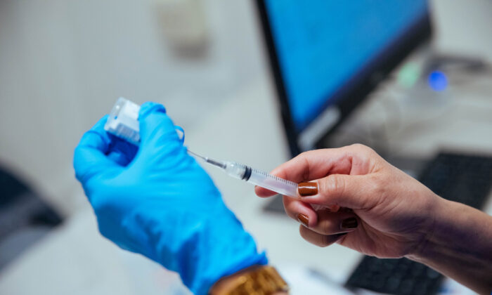 Nurse Ellen Quinones prepares a dose of Moderna's COVID-19 vaccine at the Bathgate Post Office vaccination facility in the Bronx, New York, on Jan. 10, 2021. (Kevin Hagen/Pool via Reuters)