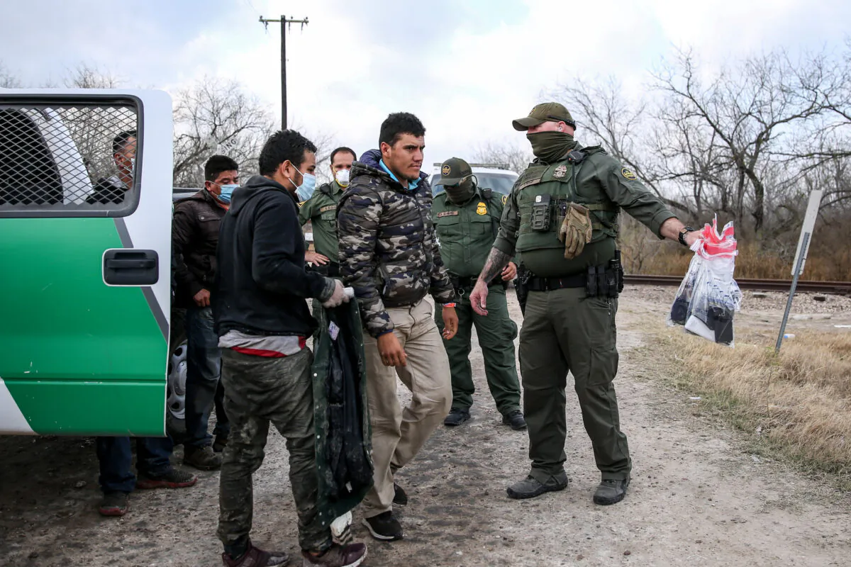 Border Patrol agents apprehend about two dozen illegal immigrants in Penitas, Texas, on March 11, 2021. (Charlotte Cuthbertson/The Epoch Times)