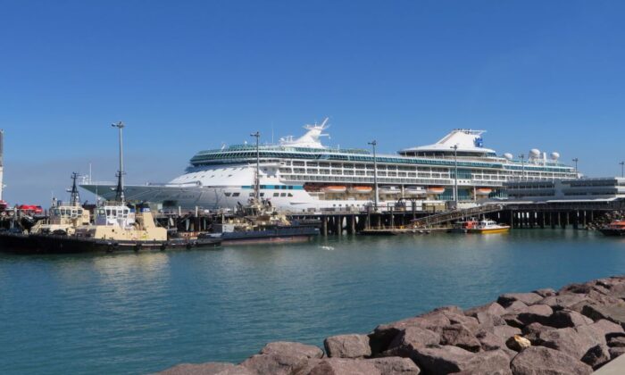 2015 年 7 月 31 日星期五，悉尼，停靠在北领地达尔文港的皇家加勒比邮轮“海洋传奇”号。  （AAP 图片/格雷格特里普）