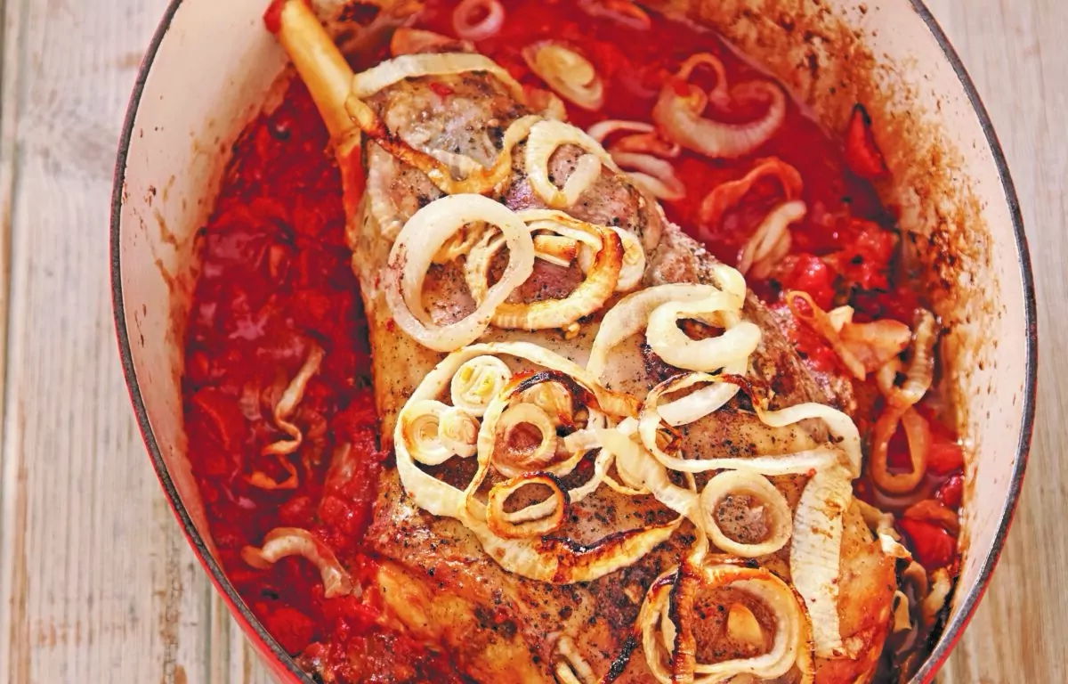 roasted-leg-of-lamb-with-tomatoes-onions-and-cinnamon