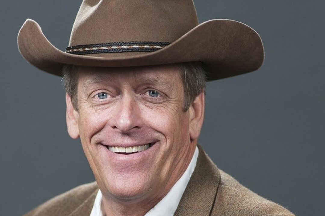 Texas Roadhouse CEO ‘Took His Own Life’ After COVID-19-Related Symptoms: Family