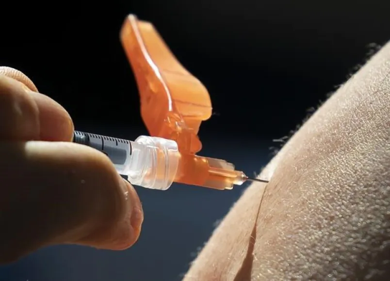 A dose of the Pfizer-BioNTech COVID-19 vaccine is given to a recipient at a vaccination site in Vancouver on March 11, 2021. (Jonathan Hayward/The Canadian Press)