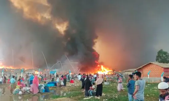 Several Dead, Thousands of Homes Burn as Fire Sweeps Rohingya Camp in Bangladesh: UN