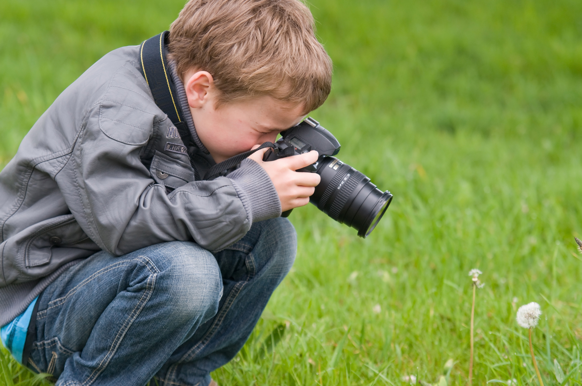Ребенок с фотоаппаратом на природе