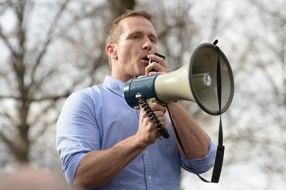 Missouri Governor Eric Greitens addresses the crowd at Chesed Shel Emeth Cemetery in University City, Missouri, on Feb. 22, 2017. (Michael Thomas/ Getty Images)