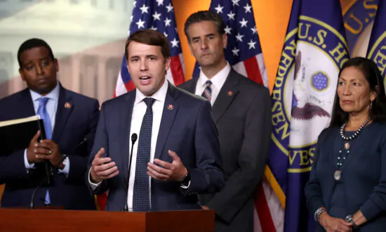 Growing Number of Democrats Decry Party’s Effort to Overturn US House Election in Iowa