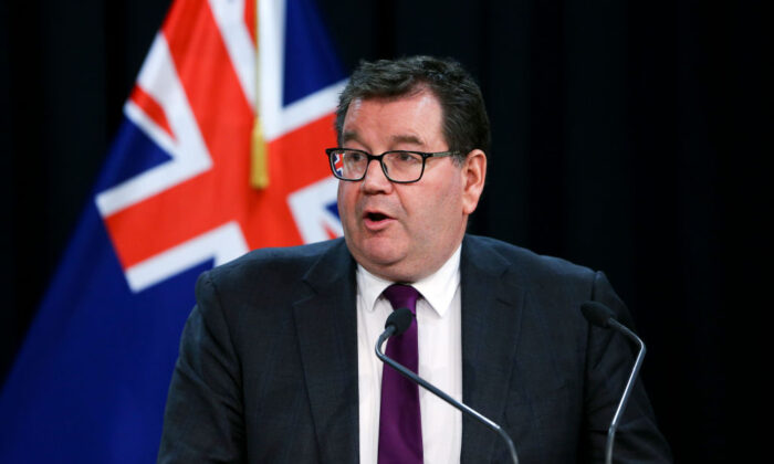 副总理格兰特·罗伯逊 (Grant Robertson) 于 2020 年 11 月 9 日在新西兰惠灵顿议会举行的内阁后新闻发布会上向媒体发表讲话。  （哈根霍普金斯/盖蒂图片社）