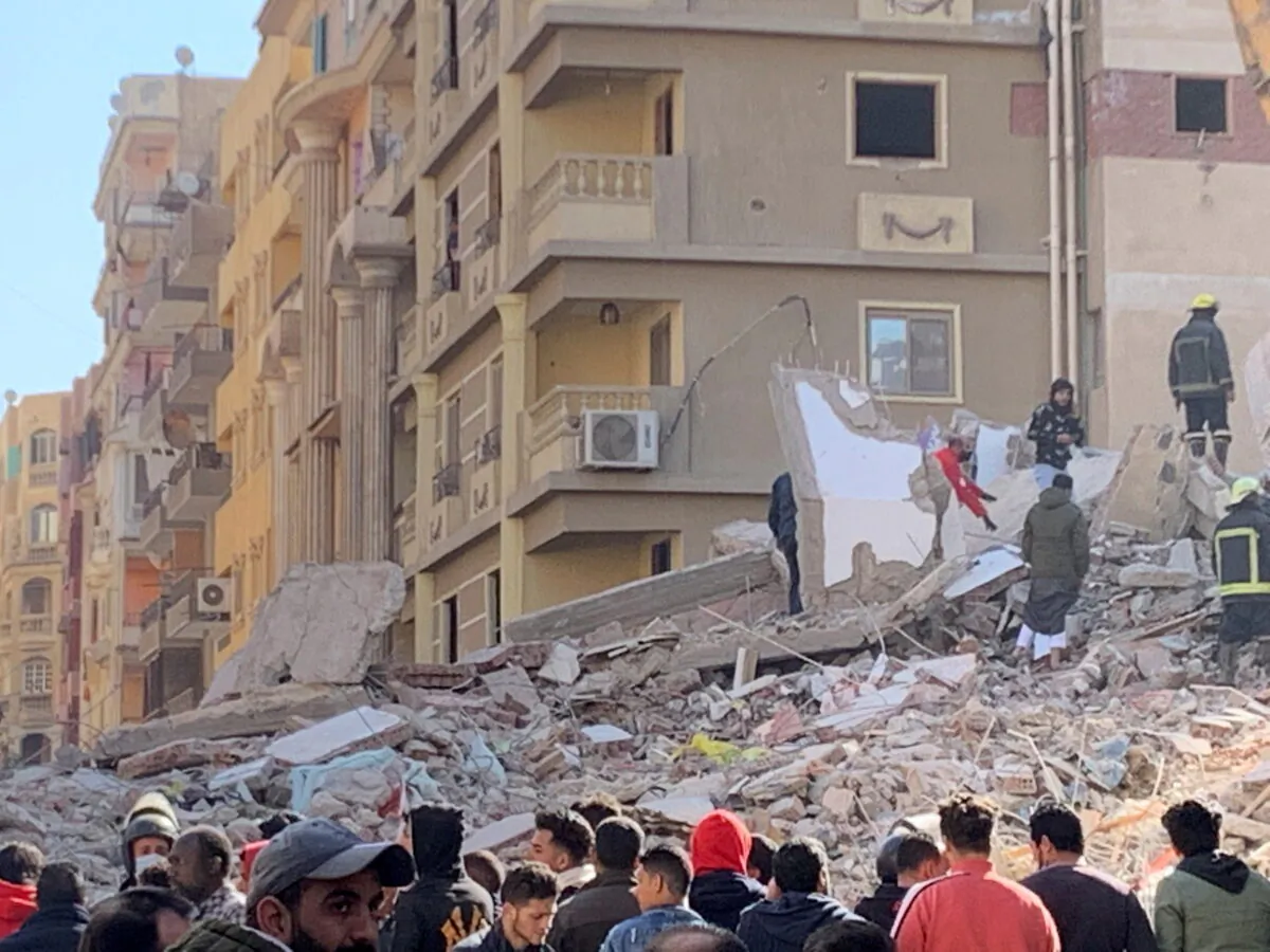 People inspect the area where a building was collapsed in Gesr al-Suez, Cairo, Egypt, on March 27, 2021. (Mai Shams El-Din/Reuters)