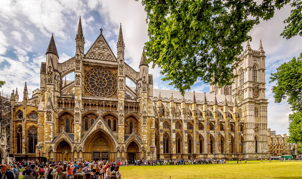Most of Westminster Abbey’s architecture is in the Gothic style. Built by King Henry III in 1245, it is one of the most important Gothic buildings in England. (photo.eccles/Shutterstock.com)