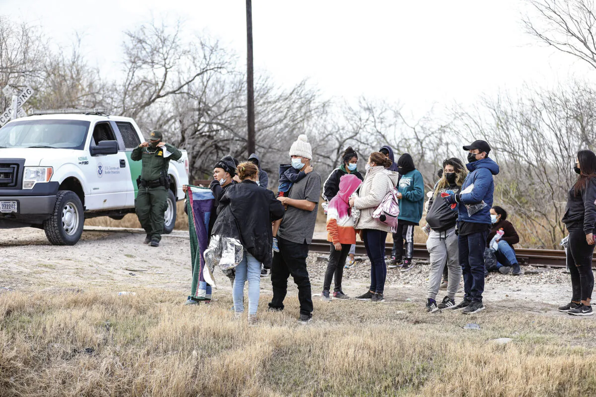 Border Patrol agents apprehend about two dozen illegal immigrants in Penitas, Texas, on March 11. 2021. (Charlotte Cuthbertson/The Epoch Times)
