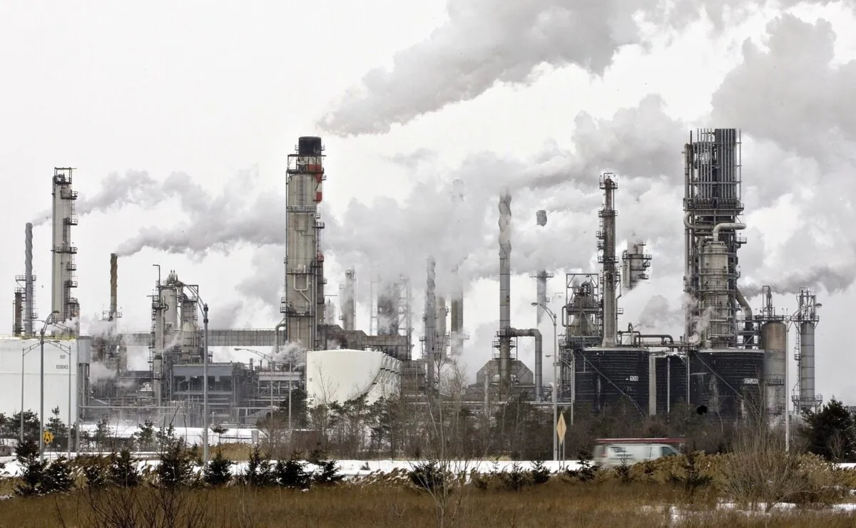 A refinery near Quebec City in a file photo. (CP PHOTO/Jacques Boissinot)