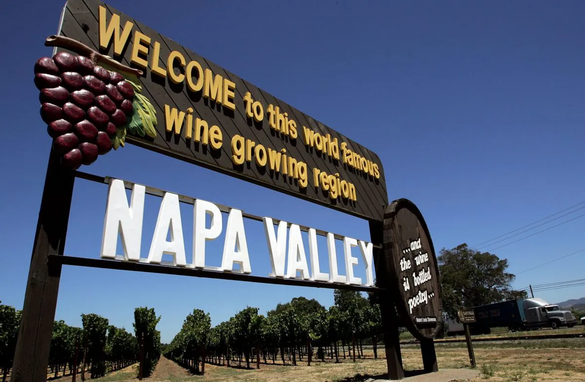 A sign welcomes visitors to the Napa Valley in Rutherford, Calif., on July 12, 2006. (Justin Sullivan/Getty Images)