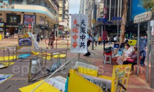 Vandals in Hong Kong Attack Falun Gong Information Boards