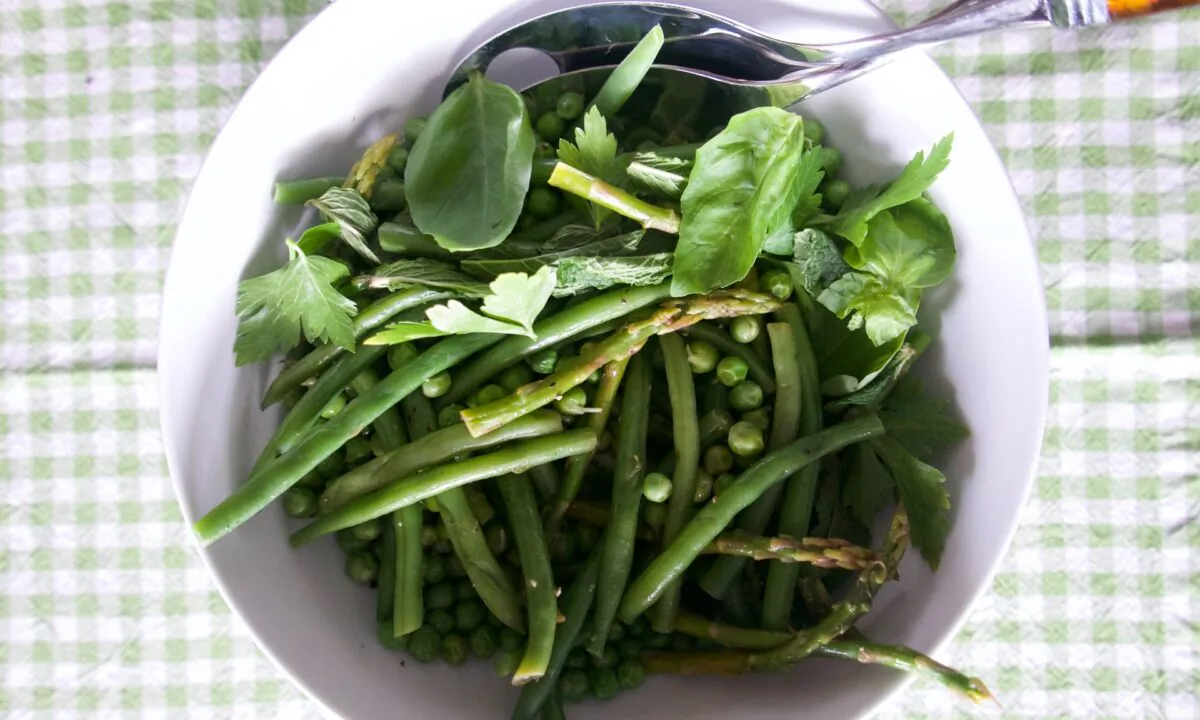 This salad of simply cooked spring vegetables tastes as refreshing as it looks. (Victoria de la Maza)