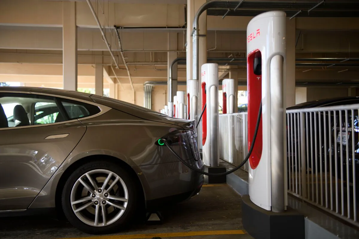A Tesla Inc. electric vehicle charges at a supercharger station in Redondo Beach, Calif., on Jan. 4, 2021. (Patrick T. Fallon/AFP via Getty Images)