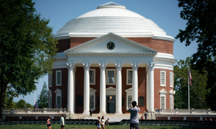 学生于 2017 年 8 月 19 日在弗吉尼亚州夏洛茨维尔返回弗吉尼亚大学参加秋季学期。（Win McNamee/Getty Images）