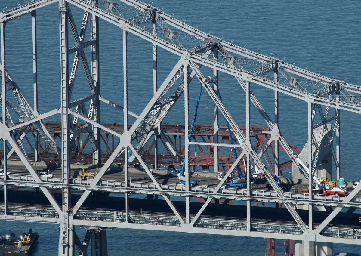 Workers continue to make emergency repairs to the eastern span of the San Francisco Bay Bridge in San Francisco, Calif., on Oct. 30, 2009. (Justin Sullivan/Getty Images)