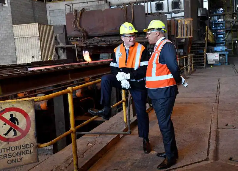 Former MP Bill Shorten (L) talking to Liberty OneSteel owner Sanjeev Gupta (R) at the steel works in Whyalla in South Australia, May 1, 2019. (AAP Image/Darren England)