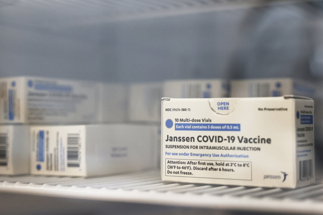 4th US Site Pauses COVID-19 Vaccinations After Adverse Reactions