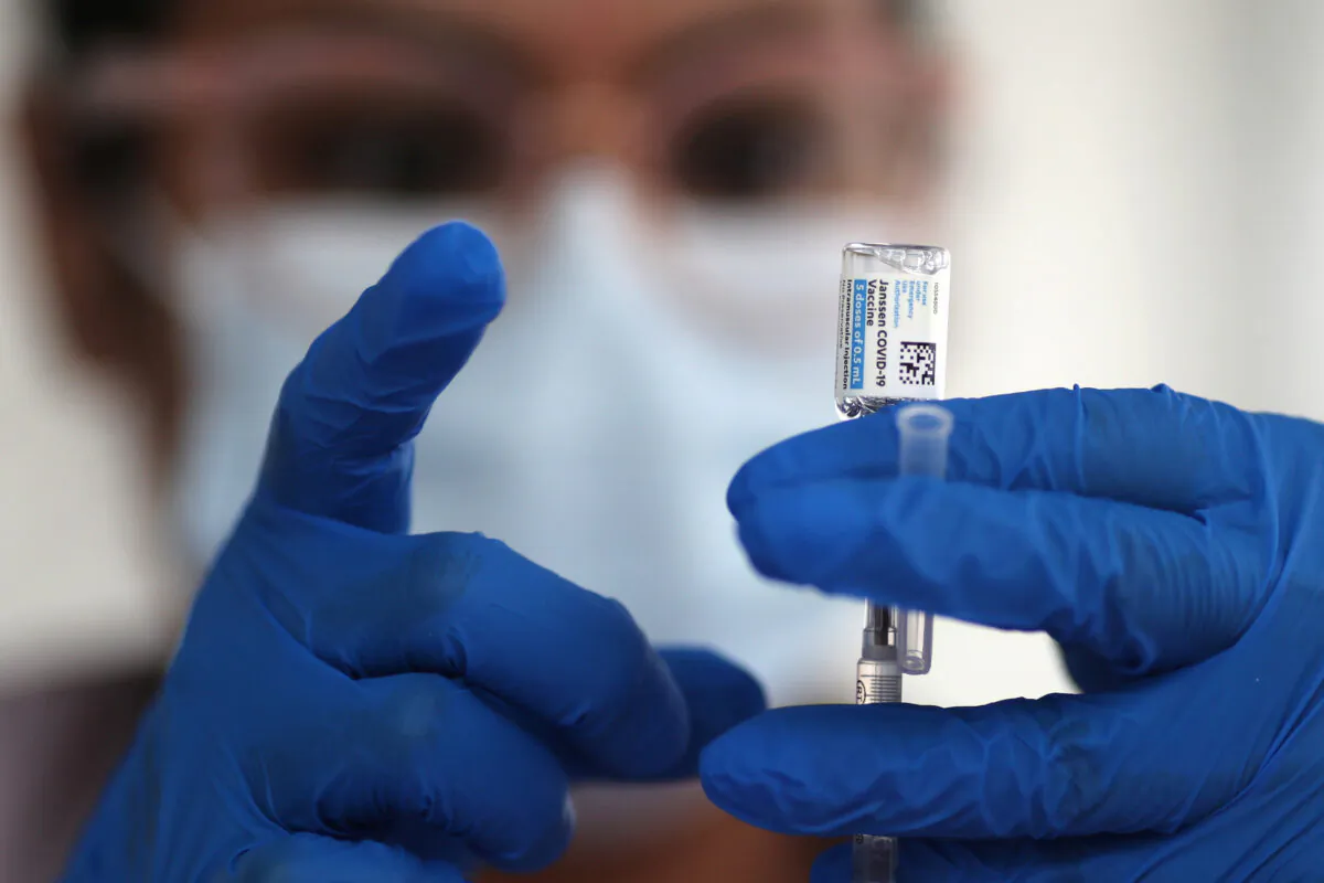 A nurse draws from a vial of Johnson & Johnson coronavirus disease (COVID-19) vaccine, in Los Angeles, Calif., on March 25, 2021. (Lucy Nicholson/Reuters)