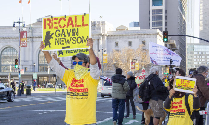 Rallygoers protest to recall Gov. Gavin Newsom at San Francisco City Hall on March 6, 2021. (Ilene Eng/The Epoch Times)