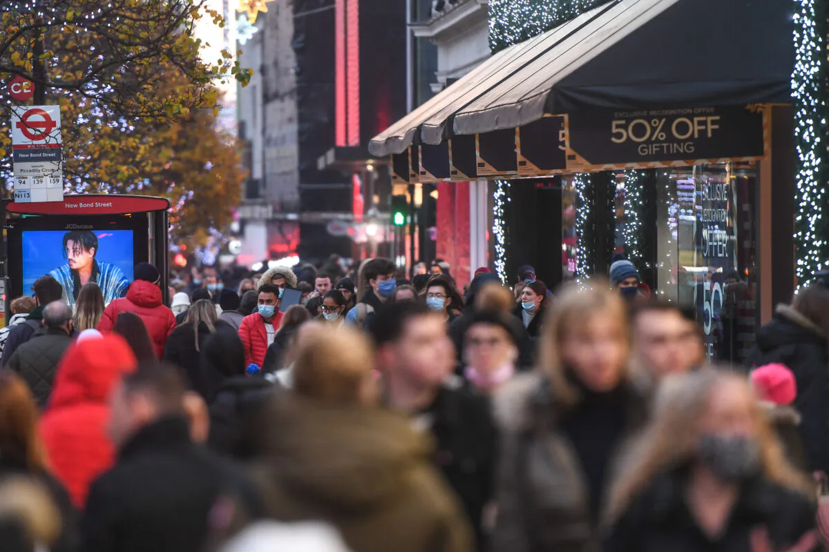 Crowds of shoppers are seen on Oxford Street in London on Dec. 6, 2020. (Peter Summers/Getty Images)