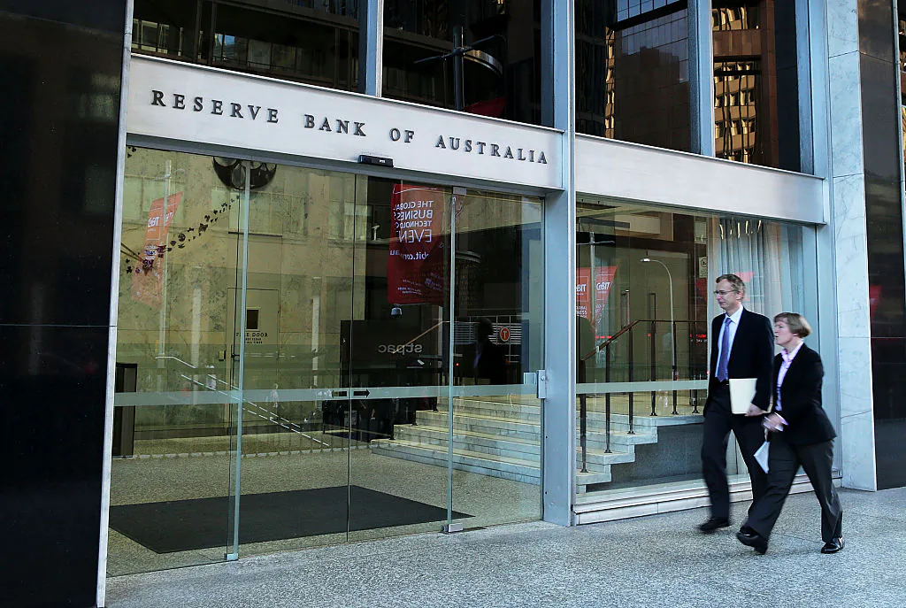 A man and a women walk into the Reserve Bank of Australia headquarters in Sydney, Australia, on May 5, 2015. (Mark Metcalfe/Getty Images)